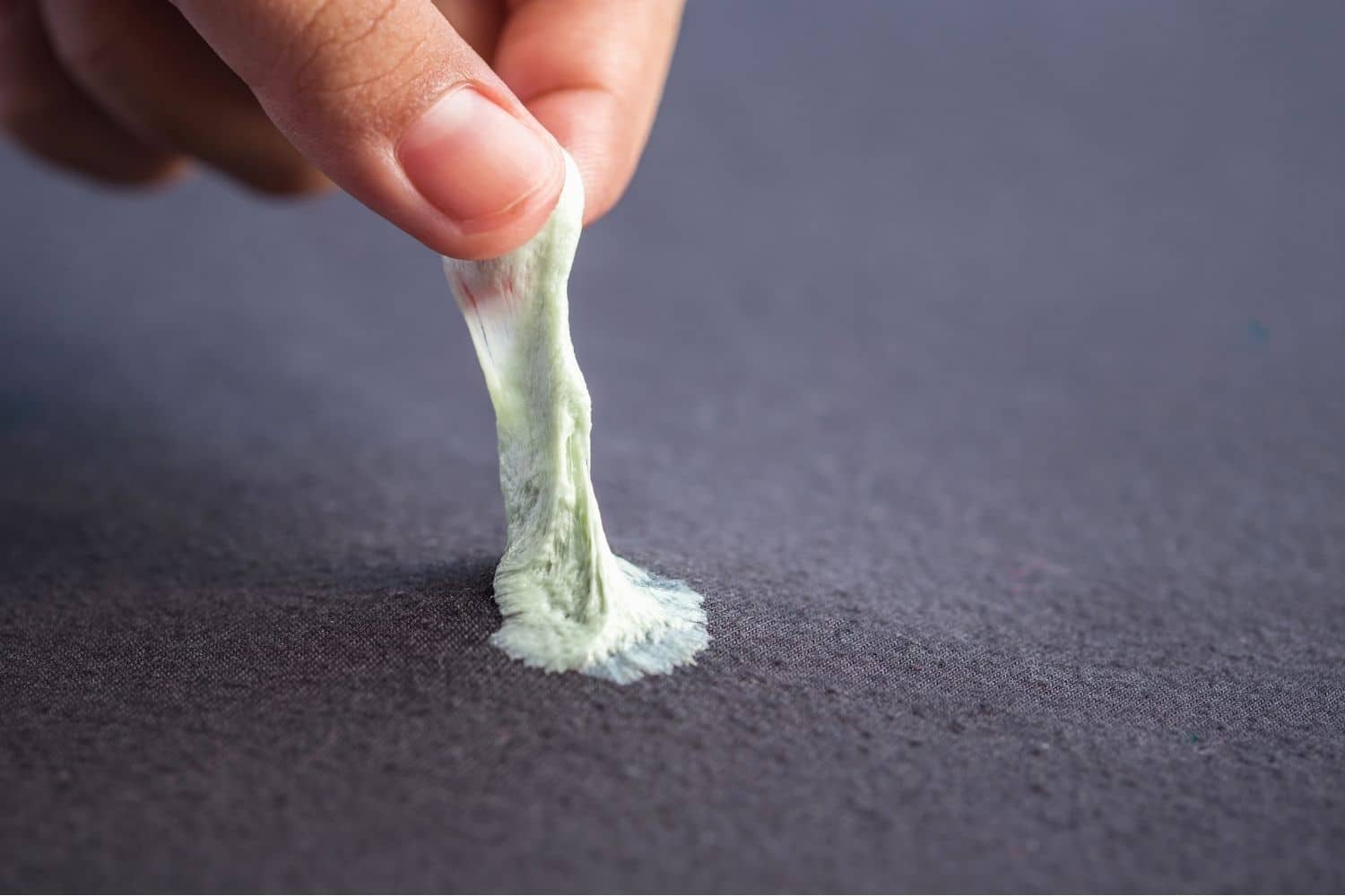 Quitar chicle pegado en mantas