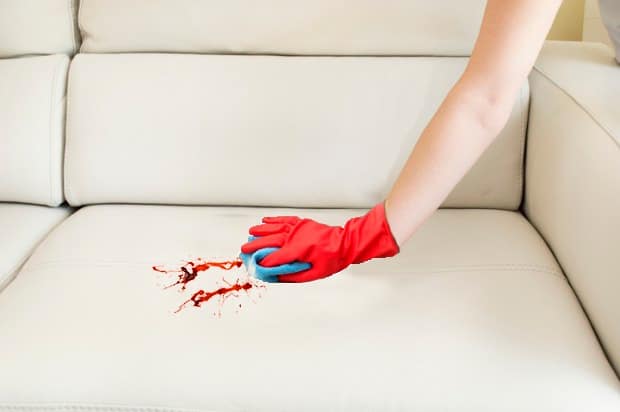 Quitar manchas de sangre vieja del sofá