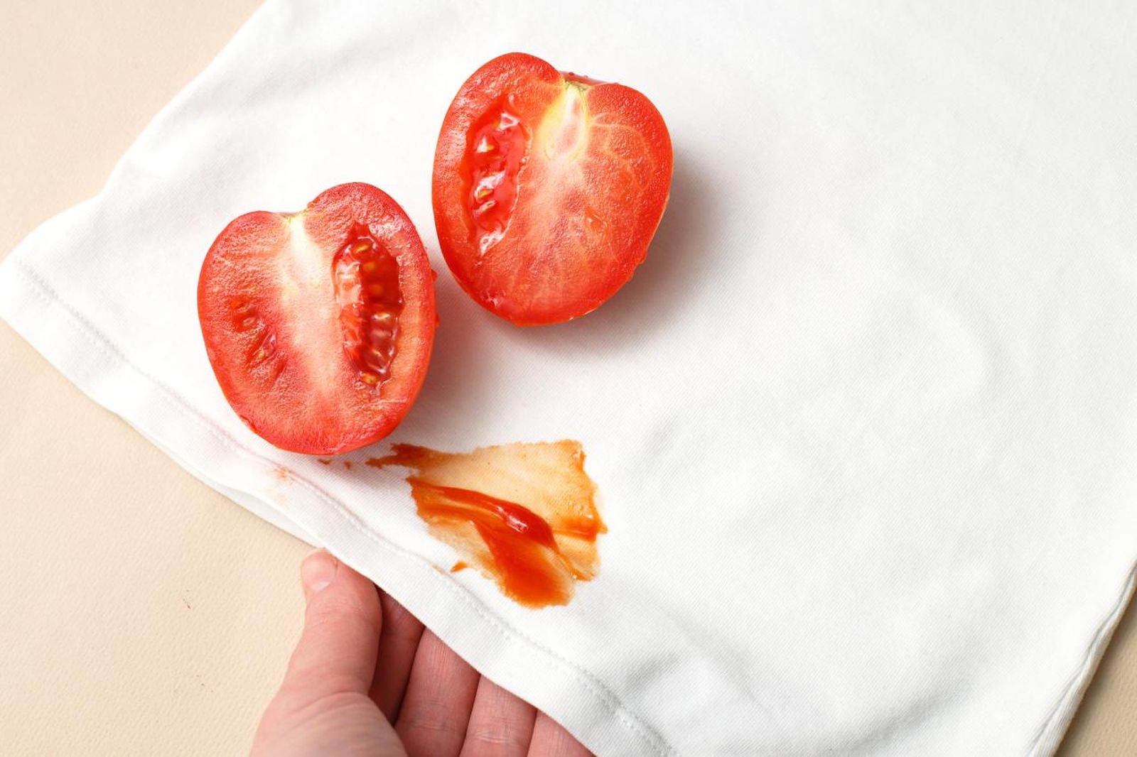Quitar manchas de tomate de la ropa